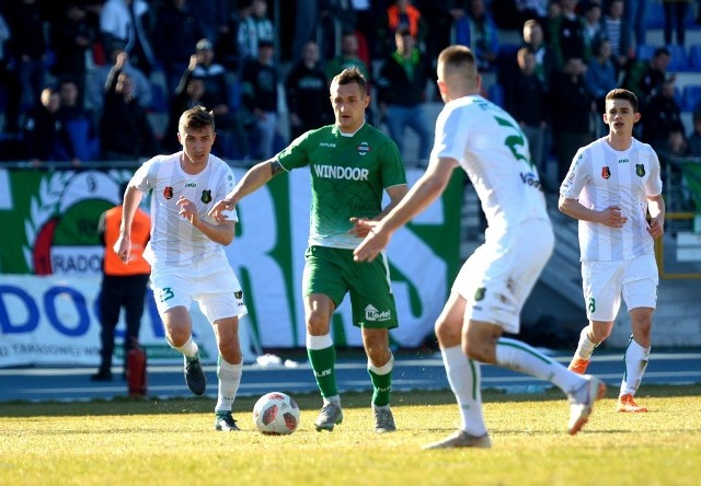Damian Jakubik (w zielonym stroju) przedłużył z Radomiakiem umowę na kolejne dwa lata.