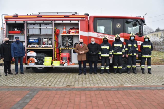 OSP w Potoku Wielkim ma nowy sprzęt strażacki. Wyposażenie o wartości około 40 tysięcy złotych przekazał poseł Mariusz Gosek wraz z burmistrzem Marcinem Piszczkiem.