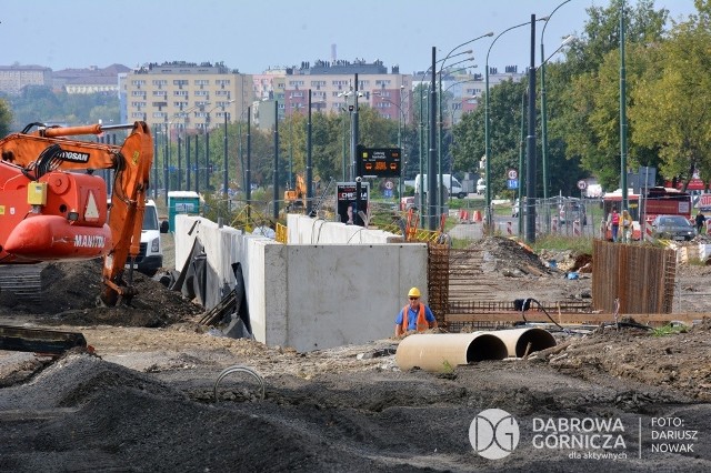 W Dąbrowie Górniczej trwa przebudowa całego torowiska tramwajowego. Powstają także nowe ronda, drogi, przejścia przez jezdnię oraz wspólne przystanki autobusowo-tramwajoweZobacz kolejne zdjęcia/plansze. Przesuwaj zdjęcia w prawo naciśnij strzałkę lub przycisk NASTĘPNE