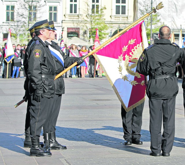 Umundurowanie, odznaki i wyposażenie dla strażników to tylko niektóre wymagania niezbędne dla uzyskania certyfikatu