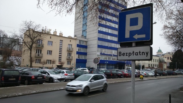 Parking przy ul. Słowackiego jest jednym z tych, na których od dzisiaj można parkować bez opłat.