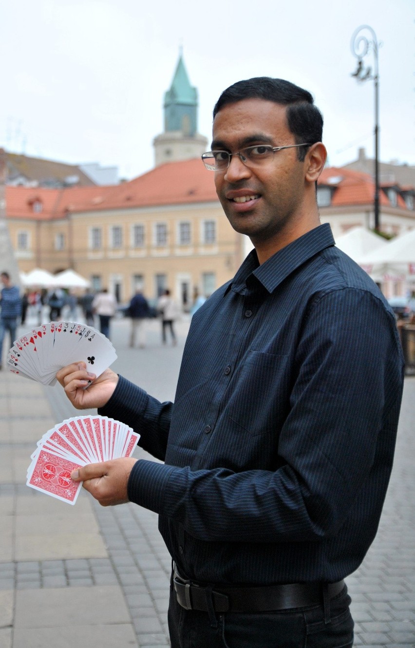 Arvind nie tylko wykonuje sztuczki przy pomocy kart, ale...