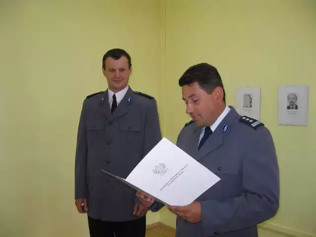 Zastępca komendanta wojewódzkiego policji Waldemar Regulski odczytuje nominację Tomasza Rabendy (po lewej) na stanowisko komendanta żarskiej policji.