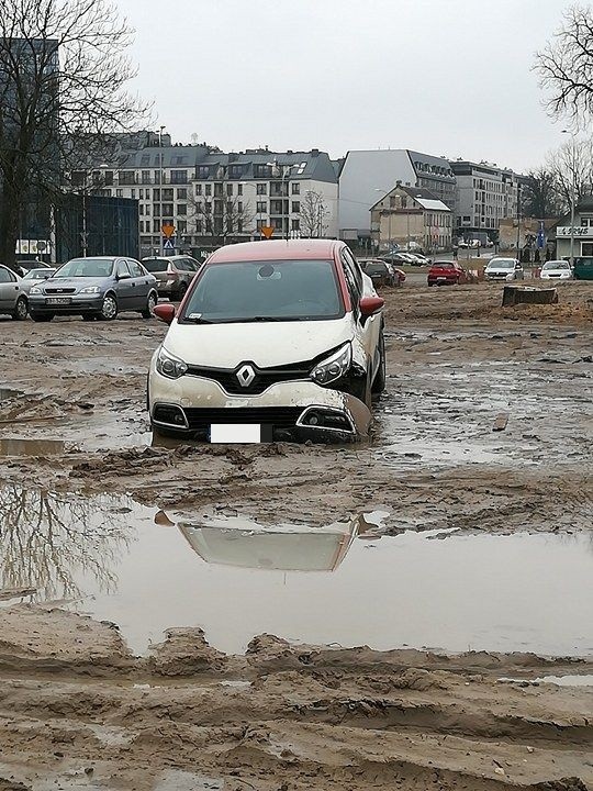 Wiosenne roztopy w powiecie białostockim. Gminne drogi są w...