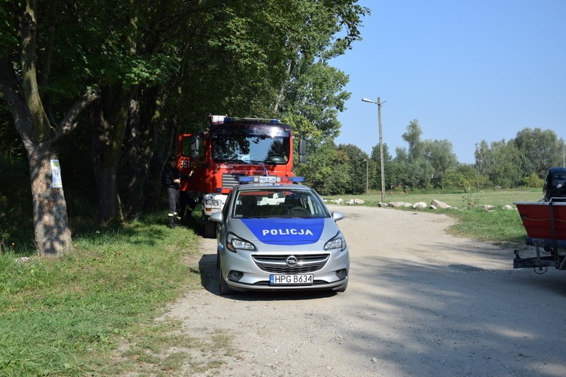 24-latek na oczach kolegi zniknął pod wodą. Szukają go strażacy