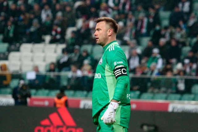 Legia Warszawa rozgrywa jeden ze swoich najgorszych sezonów w historii. Dostanie się do fazy grupowej Ligi Europy odbija się czkawką w PKO Ekstraklasie do teraz. W efekcie rywalizacji co 3 dni, aktualni jeszcze mistrzowie Polski są na... przedostatnim miejscu w ligowej tabeli. Nieuchronne wydaje się przewietrzenie szatni po sezonie. Kto latem odejdzie z Legii Warszawa?Kliknij strzałkę W PRAWO, by przejść do pierwszego slajdu >>