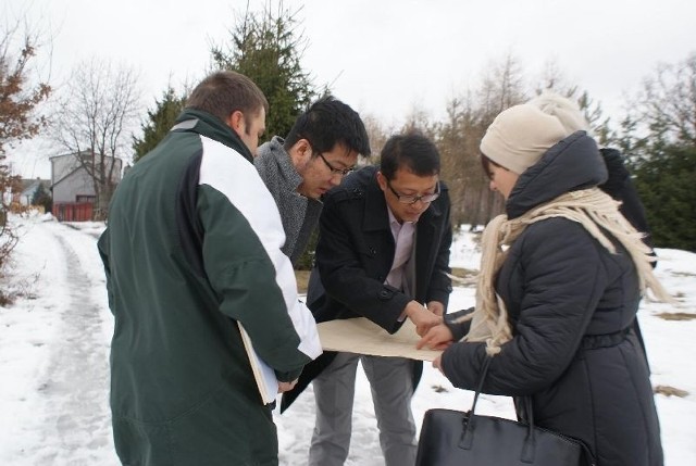 Przedstawiciele niemieckiej firmy, Yang Li oraz Byron Ma (drugi i trzeci z lewej) odwiedzili Mokrą koło Stąporkowa i przeglądali mapy terenu.