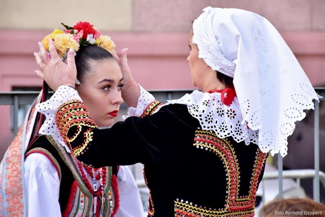 Tegoroczny Międzynarodowy Festiwal Folkloru Oblicza Tradycji – Zielona Góra 2020 odbywał się od 17 do 20 września. Z uwagi na pandemię koronawirusa, zespoły prezentowały się m.in. na telebimach. Podczas festiwalu zaprezentowały się zespoły z Algierii, Nepalu, Turcji, Izraela, Niemiec, Senegalu i Ukrainy, oraz z 15 regionów Polski.Autorem publikowanych zdjęć jest Bernard Geppert.Polecamy też: Międzynarodowy Festiwal Folkloru Oblicza Tradycji – Zielona Góra 2020 – tym razem na scenie i onlineFestiwal Oblicza Tradycji 2018 w skansenie w Ochli: