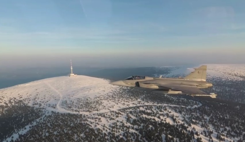 Myśliwce nad Pradziadem. Czeskie Gripeny patrolują polskie pogranicze