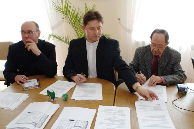 Umowę podpisują: od lewej ks. Antoni Tofil, proboszcz parafii katedralnej, ks. Jacek Święszkowski, odpowiedzialny za projekt, i Stefan Grabowski, prezes Renovy.