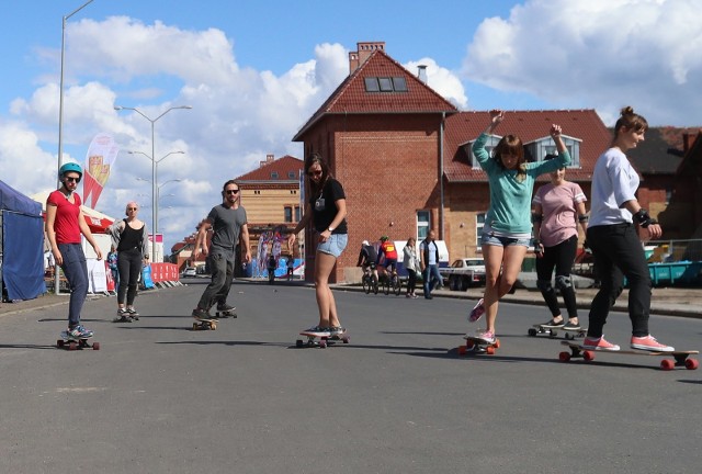 - Longboard Girls Szczecin to grupa dziewczyn kochających longboard. Dobra zabawa, wiatr we włosach, szorty i siniaki – mówi Alicja Stępniak.