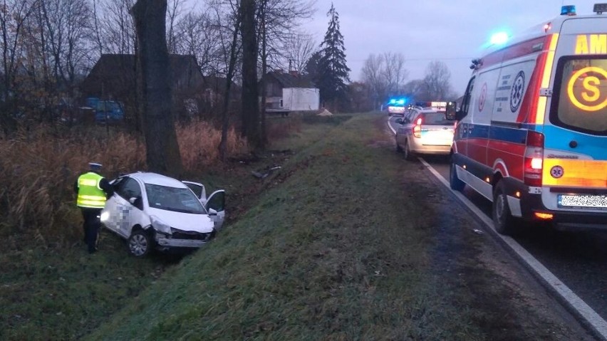 Wola Biechowska. Toyota uderzyła w drzewo. Pięć osób w szpitalu