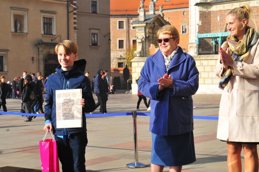 Na Wawelu zakopano kapsułę czasu. Trafiły do niej listy setki dzieci