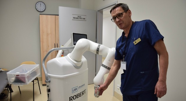 Dr Krzysztof Marguła prezentuje możliwości robota rehabilitacyjnego Roberta.