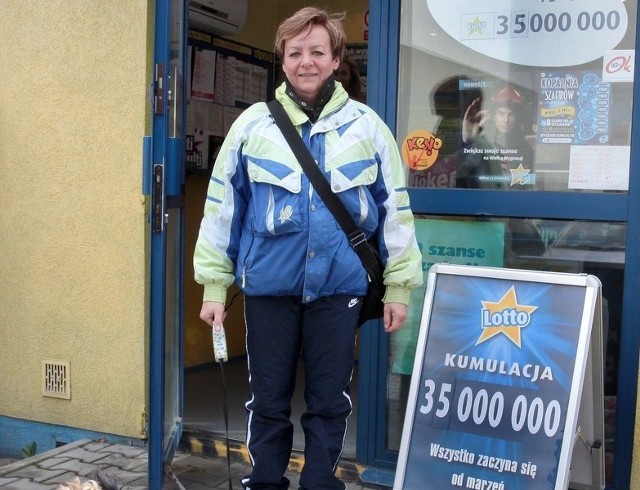 - Trzeba pomóc szczęściu i wrzucić los, może akurat trafi się parę złotych z wygranej &#8211; mówi Urszula Maciuk, która kupiła los w jednej z kolektur przy ulicy Żeromskiego w Radomiu.