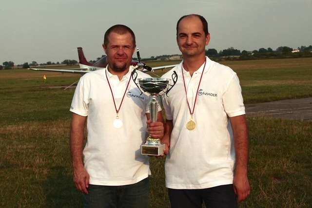 Bolesław Radomski (z prawej) ze swoim nawigatorem Dariuszem Lechowskim  (z lewej) okazali się najlepsi w rajdowych samolotowych mistrzostwach Polski