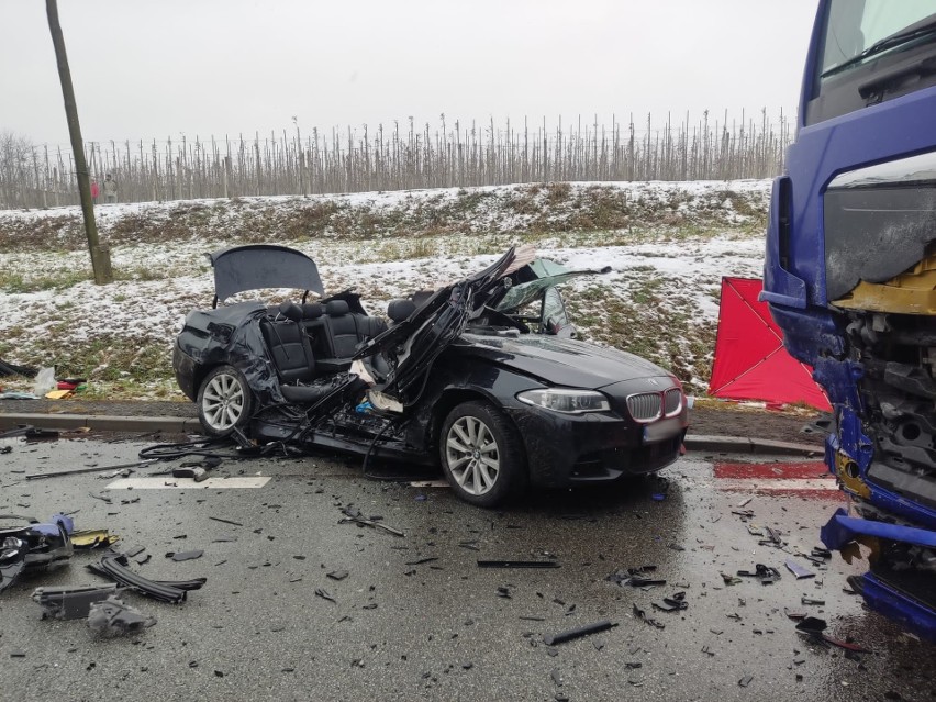 Śmiertelny wypadek Tęgoborze. Na krajówce zderzyła się ciężarówka z samochodem osobowym. Nie żyje jedna osoba, trwa walka o życie drugiej