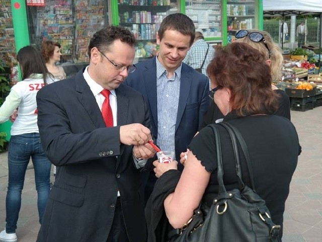 Andrzej Szejna (pierwszy z lewej) częstował kawą wraz z Szymonem Jarzyną, szefem SLD w powiecie kieleckim. 