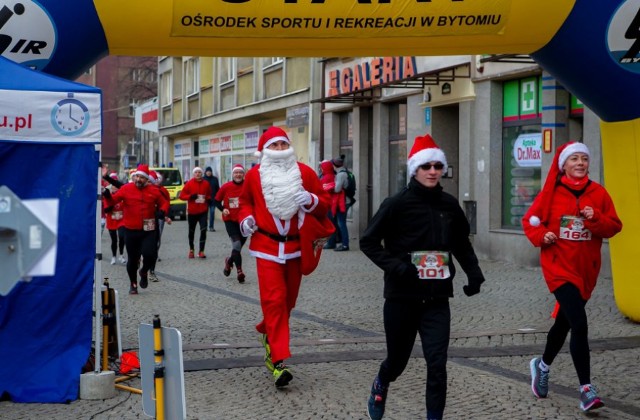 Już w najbliższą sobotę (4 grudnia) po raz kolejny w Bytomiu odbędzie się bieg św. Mikołajów. To charytatywne wydarzenie jest od  organizowane przez stowarzyszenie MYbytomianie od 2013 roku.