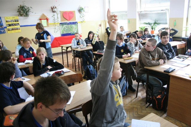 SUSSEN chce zliberalizować polską edukację i znieść obowiązek szkolny poprzez likwidację regulacji odgórnych, które organizują uczniom plan dnia. Uważa, że ludzie sami najlepiej zorganizują sobie własną ścieżkę kształcenia. Jako klucz do zapewnienia każdemu człowiekowi pełnej swobody nauki, inicjatorzy wskazują prywatyzację szkolnictwa.