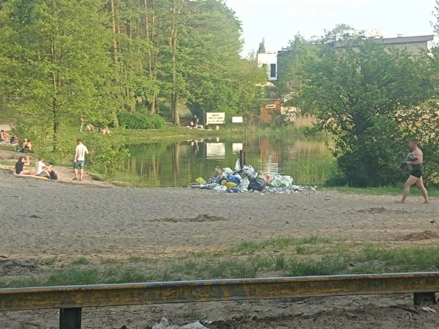 Po majówce teren nad jeziorem w Pieckach wyglądał tak. Śmieci zostały uprzątnięte następnego dnia