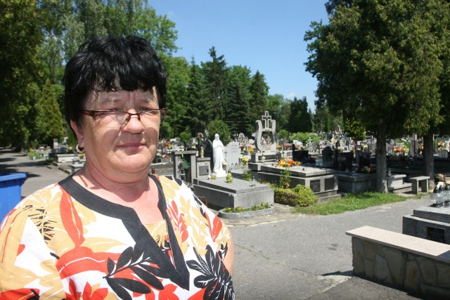Teresa Józwik sprzedaje znicze przy wejściu na cmentarz przy ul. Rejtana. Co dnia wysłuchuje żali starszych osób, które mają poważny kłopot z dotarciem na mogiły swoich bliskich