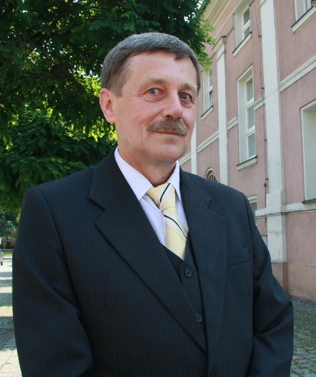 Marian Sierpatowski ma 55 lat. Jest absolwentem Akademii Rolniczej w Lublinie. W Międzyrzeczu mieszka od 1987 r. Kieruje strukturami powiatowymi Platformy Obywatelskiej.