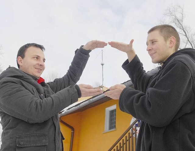 Jakub Szulc i Radomir Gwiazda pokazują tylko zewnętrzne elementy stacji meteo: wiatromierz i kamerę. Cały cenny sprzęt jest w WOPR-ówce.