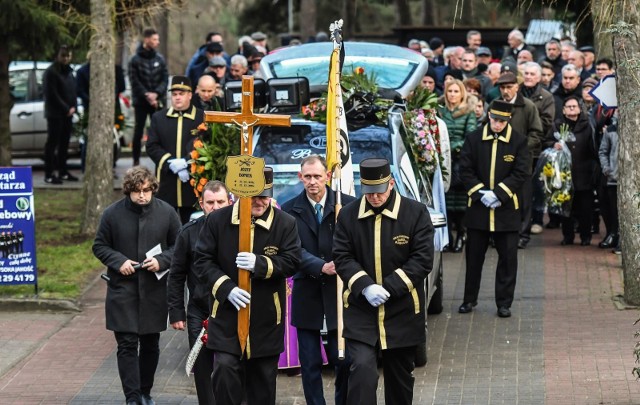 W kościele pw. bł. Michała Kozala i na cmentarzu przy ul. Tańskich  w Bydgoszczy odbyły się uroczystości pogrzebowe Józefa Bońka, byłego piłkarza Polonii i Zawiszy. Żegnała Go najbliższa rodzina, przyjaciele, znajomi i przedstawiciele środowiska sportowego.  Józef Boniek urodził się 12 marca 1931 roku w Nakle nad Notecią. Najbardziej znany był z występów w Polonii. W latach 1959-61 zagrał w jej barwach w 60 spotkaniach ówczesnej pierwszej ligi. Bronił też barw Zawiszy Bydgoszcz oraz Czarnych Nakło. Po zakończeniu kariery został trenerem (Czarni, Unię Solec Kujawski, Gwiazda Bydgoszcz). Miłością do piłki Józef Boniek zaraził syna - Zbigniewa, późniejszego jednego z najlepszych piłkarzy w historii polskiego futbolu, obecnie prezesa Polskiego Związku Piłki Nożnej.  Józef Boniek zmarł 12 grudnia 2019 w Bydgoszcz. Cześć Jego pamięci!