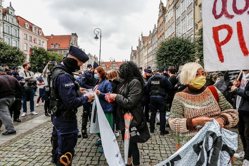 Nacjonaliści przemaszerowali ulicami Gdańska. Były asysta policji i kontrmanifestacje. Nie doszło do większych incydentów [zdjęcia]
