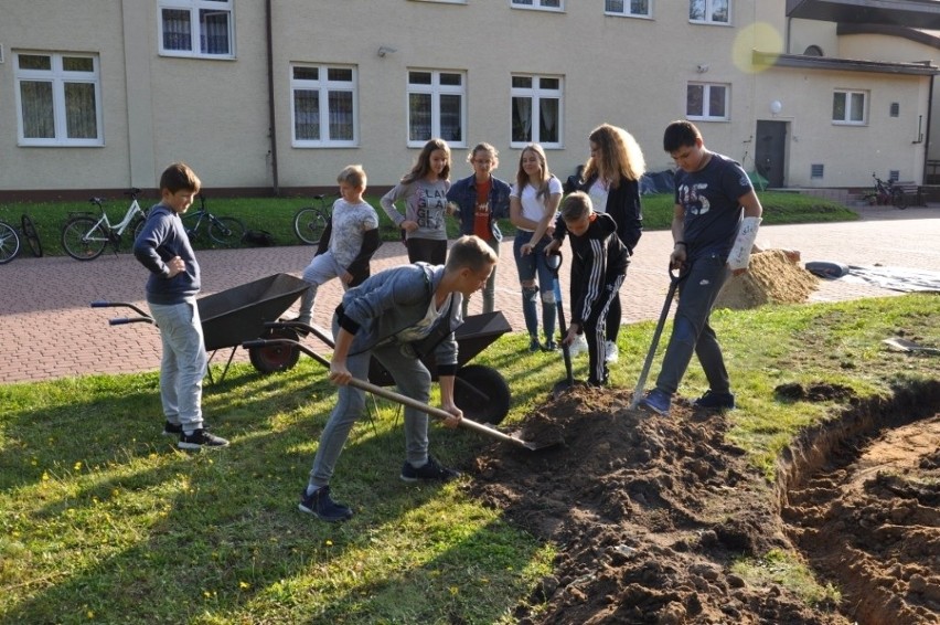 Ciekawy projekt "Bliżej siebie" w szkole Ruszczy. Nauczyciele uczniowie i rodzice zbudowali miejsca spędzania wolnego czasu (DUŻO ZDJĘĆ) 