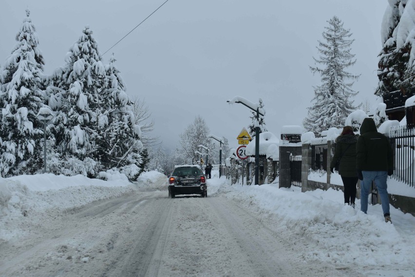 Zakopane pod śniegiem. Trudno się jeździ i chodzi. Choć te...