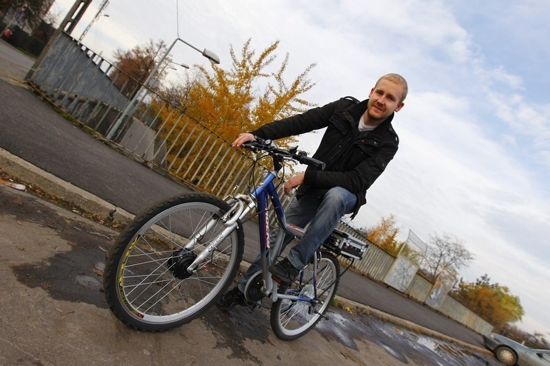 Alan Boruczkowski jeździ e-rowerem