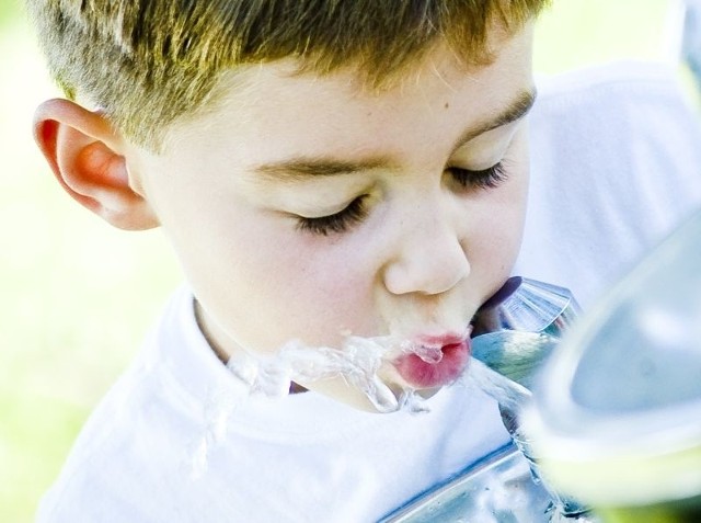 Od najmłodszych lat powinniśmy przyzwyczajać dzieci, że pragnienie najlepiej gasi woda, a nie gazowane, kolorowe napoje