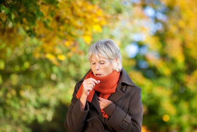Na gryporonę, czyli równoczesną infekcję COVID-19 i grypy narażeni są szczególnie seniorzy, a także osoby z osłabioną odpornością.