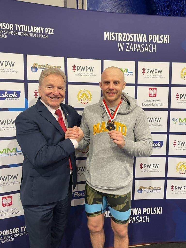 Bartłomiej Słowak z Kielc zdobył brązowy medal na mistrzostwach Polski w zapasach w Pelplinie. Wcześniej odnosił sukcesy w judo