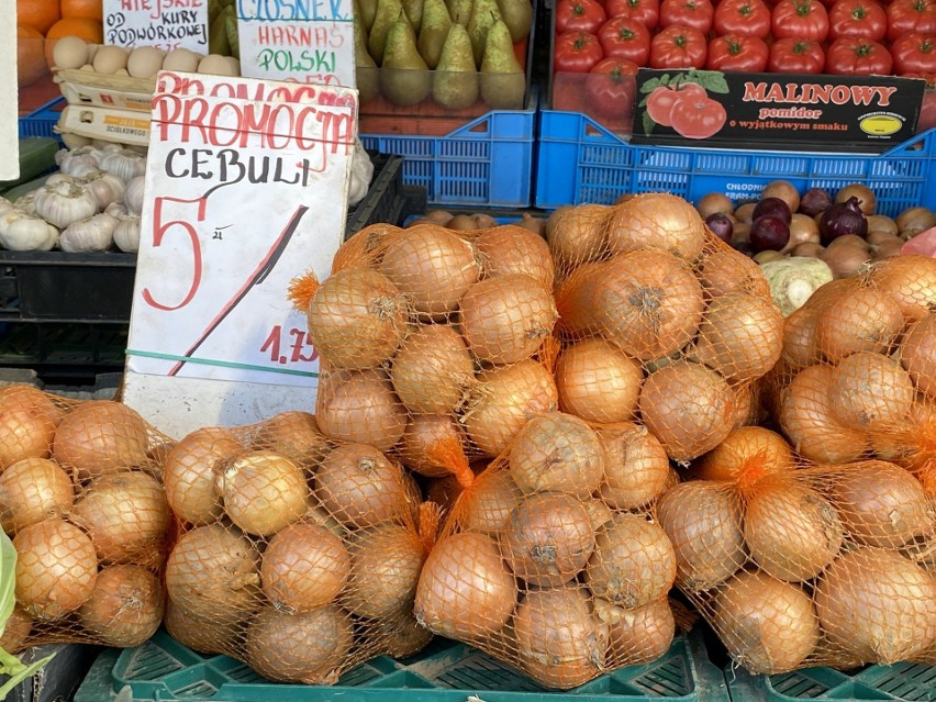 Ceny owoców i warzyw na bazarach w Kielcach we wtorek 23 kwietnia. Zobacz, ile trzeba było zapłacić