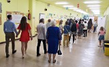 Wybory prezydenckie 2020. Mieszkańcy Krakowa głosują. Kolejki przed lokalami wyborczymi [ZDJĘCIA]