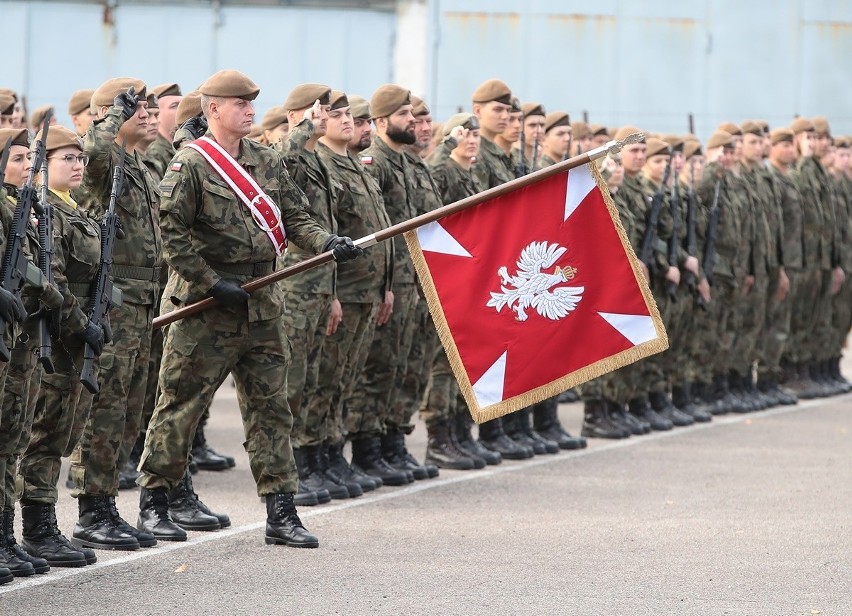 Przysięgę wojskowa i odsłonięcie tablicy pamiątkowej ku czci...