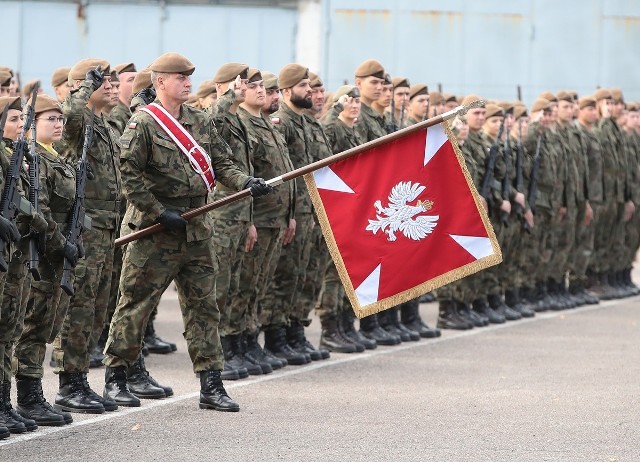 Przysięgę wojskowa i odsłonięcie tablicy pamiątkowej ku czci ppłk. Stanisława Sędziaka ps. „Warta”