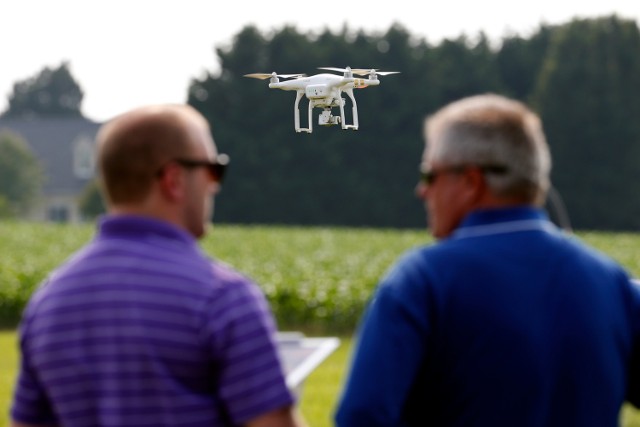 Pilotowanie dronów w celach komercyjnych wymaga zdania egzaminu i posiadania licencji