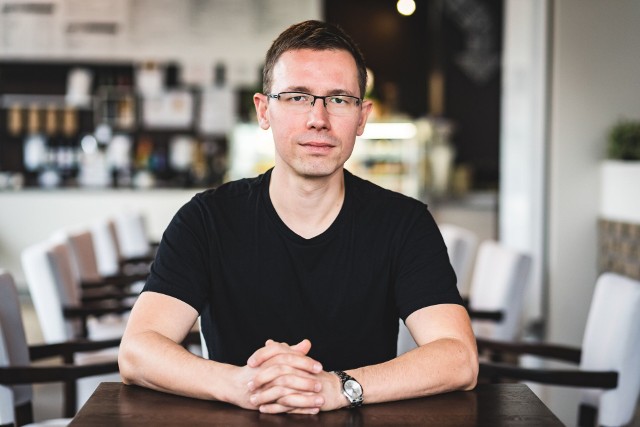 Maciej Aniserowicz jest białostockim programistą, vlogerem, twórcą nowej inicjatywy SlowBiz. Pierwsze spotkanie w ramach projektu odbyło się 22 sierpnia