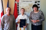 Andrzejewo. Wiktoria Pędzich, młoda utalentowana karateczka, dostała stypendium od wójt gminy Beaty Ponichtery