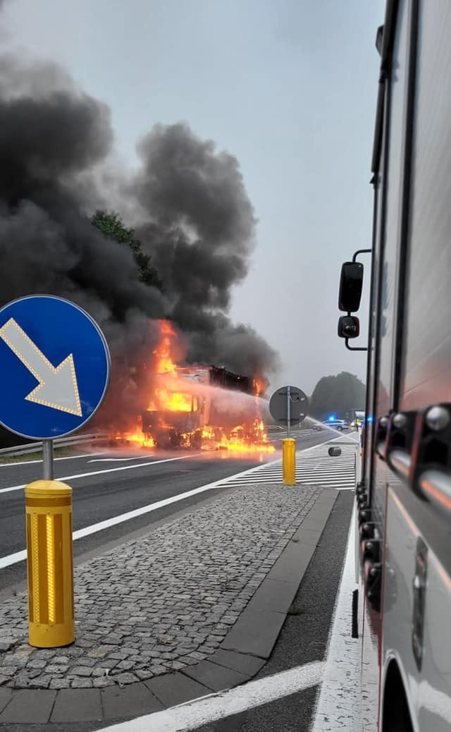 Pod Bydgoszczą spaliła się ciężarówka. DK10 była mocno zakorkowana [zdjęcia]