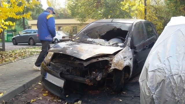 Jeden z siedmiu samochodów, które zostały ostatnio podpalone na ulicy Skośnej