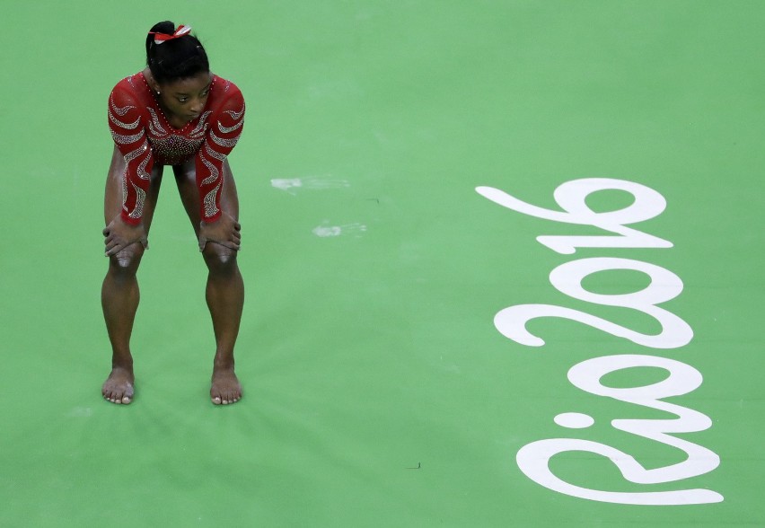 Amerykańska gimnastyczka Simone Biles czeka na swoją kolej...