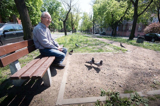 Trawa niedługo zastąpi chwasty porastające ulicę Piastowską