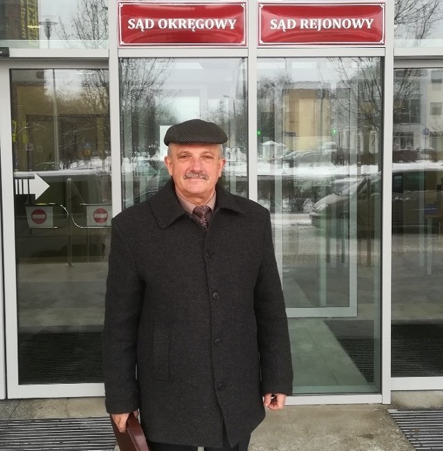 Wójt Marian Wesołowski po wyjściu z Sądu Pracy.