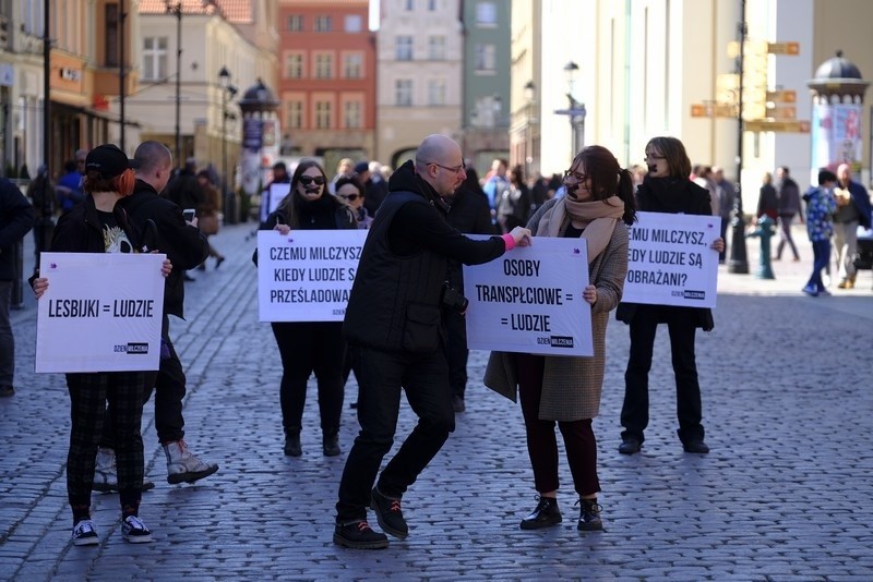 Dziś w ramach Dnia Milczenia na toruńskim Rynku...