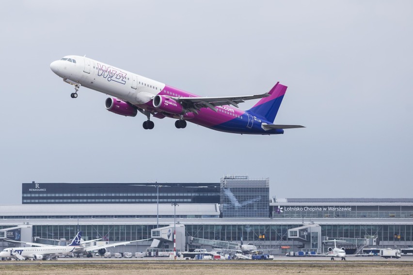 Wizz Air w marcu 2020 na lotnisku w Warszawie, jeden z...